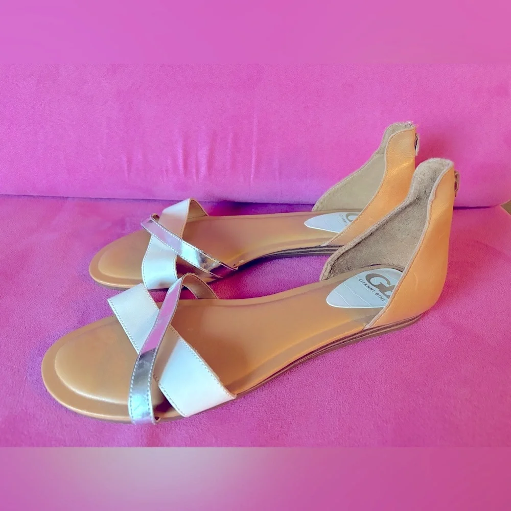 Gianni Bini On Point Flat Leather Sandals White Silver Tan Size 9.5